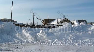 雪堆在通往阿纳德尔机场和一个废弃村庄的路上。