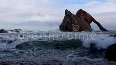 在一个秋天的暴风雨午后，<strong>汹涌</strong>的<strong>海浪</strong>拍打着苏格兰的海岩堆。