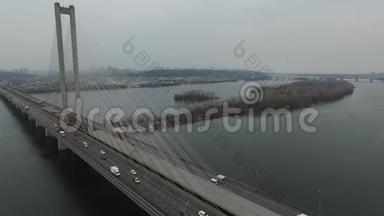 以基辅市为背景，通过基辅铁路大桥进行公路交通的空中摄影。
