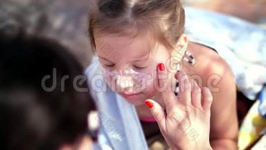 特写，孩子，女生，脸部严重晒伤.. 妈妈用一种特殊的奶油涂抹烧伤处
