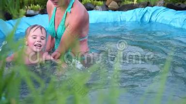 在炎热的夏天，一家人在一个小湖里游泳。 奶奶学游小孩子.. 花园、花草