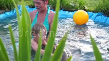 在<strong>炎热</strong>的<strong>夏天</strong>，一家人在一个小湖里游泳。 奶奶学游小孩子.. 花园、花草
