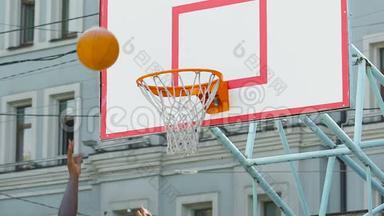 运动员打篮球，在比赛前训练，慢节奏中投篮得分