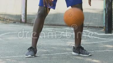 活泼的黑人玩球、打篮球、活跃的生活方式