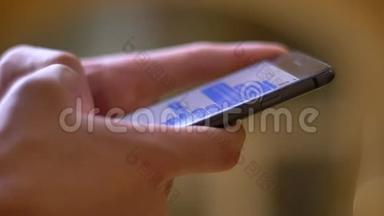 在模糊背景下使用智能手机在信使中输入个人资料的特写镜头。