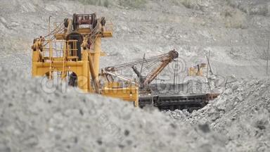 石灰石开采采石场的挖掘机在铁路汽车中移动矿石。 采矿业。