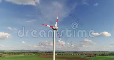 风力发电机的扭转叶片，风力发电机特写在村庄的背景上，风力发电机特写