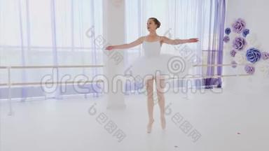 穿着白色<strong>芭蕾</strong>舞裙和尖头舞的<strong>芭蕾</strong>舞演员在<strong>芭蕾</strong>舞课上跳舞。