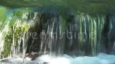 从瀑布流出来的水流在河中的石头上。 丛林中的高山瀑布