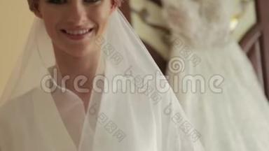 在酒店穿着婚纱的漂亮新娘礼服。 金发女人。 视频