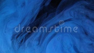 宇宙蓝色<strong>油漆</strong>在水中倾泻。 丙烯酸的颜色和水中的墨水。 抽象框架背景。 颜色和<strong>油墨</strong>