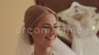 在酒店穿着婚纱的漂亮新娘礼服。 金发女人。 视频
