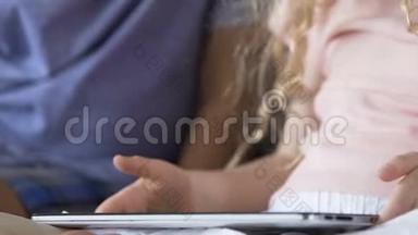 儿童手拿平板电脑，触摸屏幕，技术<strong>素养</strong>，特写