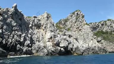 驾驶一艘船从古洛卡斯特里萨到利亚帕德斯海滩在科孚岛希腊。 经过水中的<strong>沉积</strong>物粉笔岩。