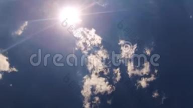乌云在蓝天和太阳上朝镜头移动的时间