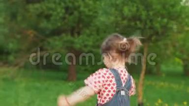 晴朗的夏日，可爱的小女孩在<strong>公园</strong>里奔跑