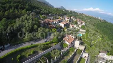 精彩的空中无人机射击房屋放置在蒙特巴尔多山在意大利