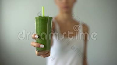女孩拿着绿色冰沙<strong>减肥</strong>，蔬菜汁，健康<strong>饮食</strong>