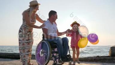 在海边快乐休息，妻子和女儿都会带着五颜六色的气球，一家人带着孩子