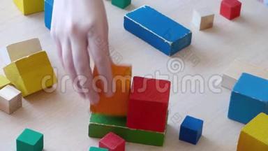 孩子们和<strong>家长</strong>一起玩木砖
