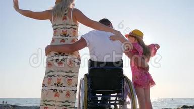 丈夫在轮椅上拥抱妻子和背光小女孩，残疾拥抱妻子和女儿，因怀孕无效