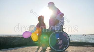 有幸运儿的轮椅上的爱人残疾人考虑怀孕妈妈度假