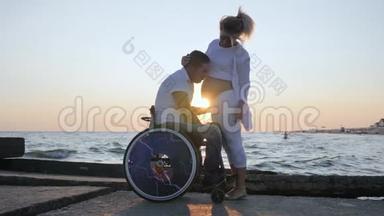 残疾人大肚子在堤上抚女，残疾人坐轮椅听腹