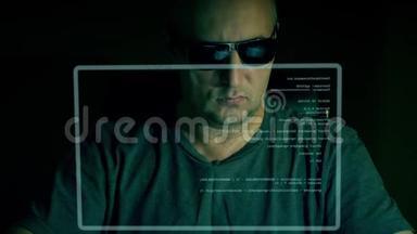 戴着深色眼镜的时尚男士坐在虚拟屏幕前，在电脑上输入代码。 程序员编码脚本.. 男子