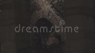 阴森的<strong>拱形门</strong>道，神秘建筑的石墙在夜间照亮
