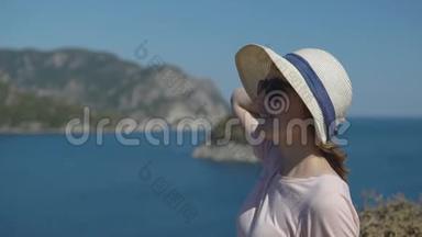 阳光明媚的<strong>夏日</strong>，快乐的年轻女孩、戴着<strong>帽子</strong>的游客欣赏自由和美丽的自然