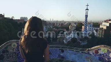 女人在观景台上看巴塞罗那的城市景观。 世界旅行