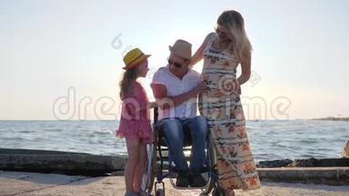 轮椅上残疾，小女儿摩擦母亲腹部孕妇，残疾男子幸福家庭