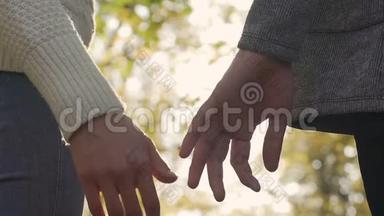 一对浪漫的情侣在一场小小的争吵之后慢慢地抓住了手，象征着<strong>团圆</strong>