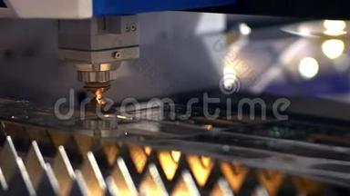 切割金属。 火花从激光上飞来。 剪辑。 激光切割机技术.. 工业激光切割加工