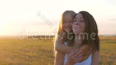 家庭娱乐-妈妈和她女儿玩。 女儿坐在母亲身边，走进夕阳。 一起快乐