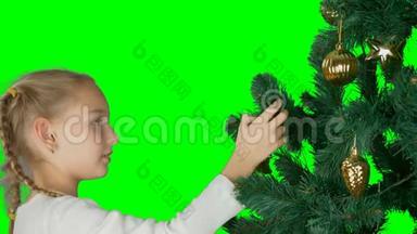 阿尔法通道透明背景.. 兴奋的年轻白人女孩装饰圣诞树，高兴地期待