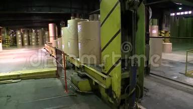 在<strong>成品</strong>仓库中卸下和装载装载机卷纸。