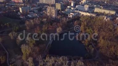 <strong>图片</strong>空中4k<strong>无人机</strong>飞行在平静的小城市景观与镜面湖公园日落。