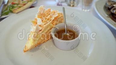 白色盘子上的蛋糕片，杏果酱到蛋糕，咖啡馆的甜点，拿破仑蛋糕