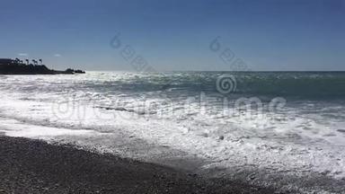 从塞浦路斯帕福斯<strong>海滩</strong>的海景，阳光明媚的天空。 带小波浪的地中海。 <strong>夏日海滩</strong>。 户外旅行