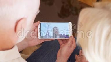 高中夫妇在家与来自巴黎的<strong>学生</strong>女儿视频<strong>聊天</strong>，背景是埃菲尔铁塔
