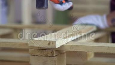 戴白手套的<strong>师傅</strong>用木制家具。 用木质材料作业.. <strong>师傅</strong>把钉子钉进去