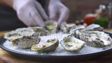 海鲜餐厅用奶酪和草药在盘子里烤的牡蛎。 食物背景。 厨师，装饰生蚝