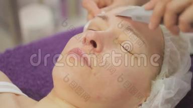 在美容师的办公室里，一位40岁的妇女正在做手术。 超声波清洗