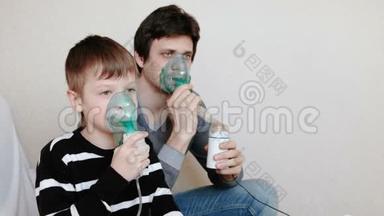 使用<strong>雾化</strong>器和吸入器进行治疗。 男人和男孩通过吸入器面罩吸入。 侧视。