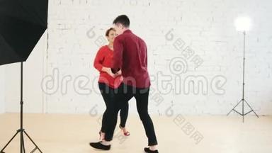 可爱的一对穿着红衫的夫妇-男女在<strong>演播室</strong>里一起跳舞