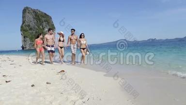 在海滩<strong>上</strong>散步的人们聊天，在泰国海滨度假胜地的少女手指年轻旅<strong>游团</strong>