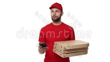 送货男孩穿着红色制服，拿着一叠比萨饼盒，在<strong>手机</strong>上检查<strong>订单</strong>。 孤立于白色之上