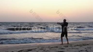 日出时在海边练武术的人