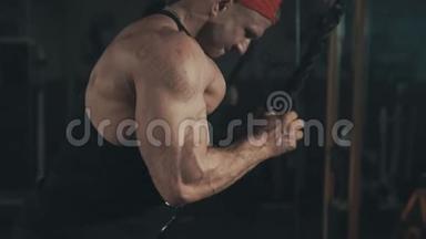 健身器<strong>训练手臂</strong>，三头肌肌肉，使用电缆机进行身体质量<strong>训练</strong>